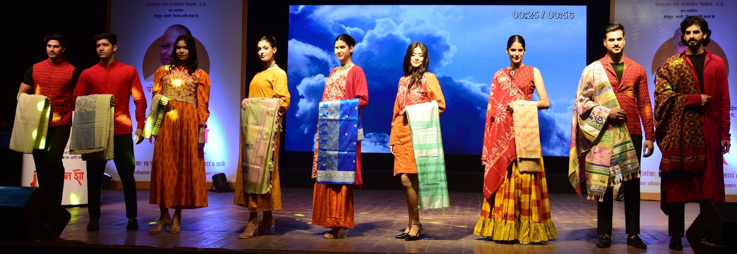 पारंपरिक परिधानों में उतरीं मॉडल्स पारंपरिक परिधानों में उतरीं मॉडल्स
