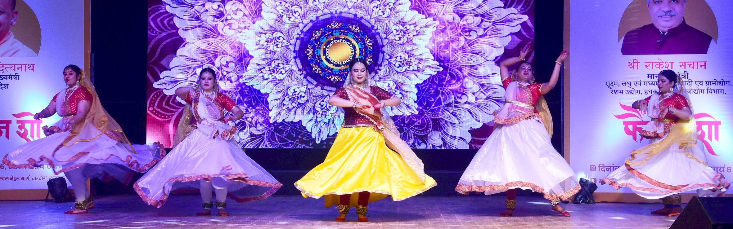पारंपरिक परिधानों में उतरीं मॉडल्स पारंपरिक परिधानों में उतरीं मॉडल्स