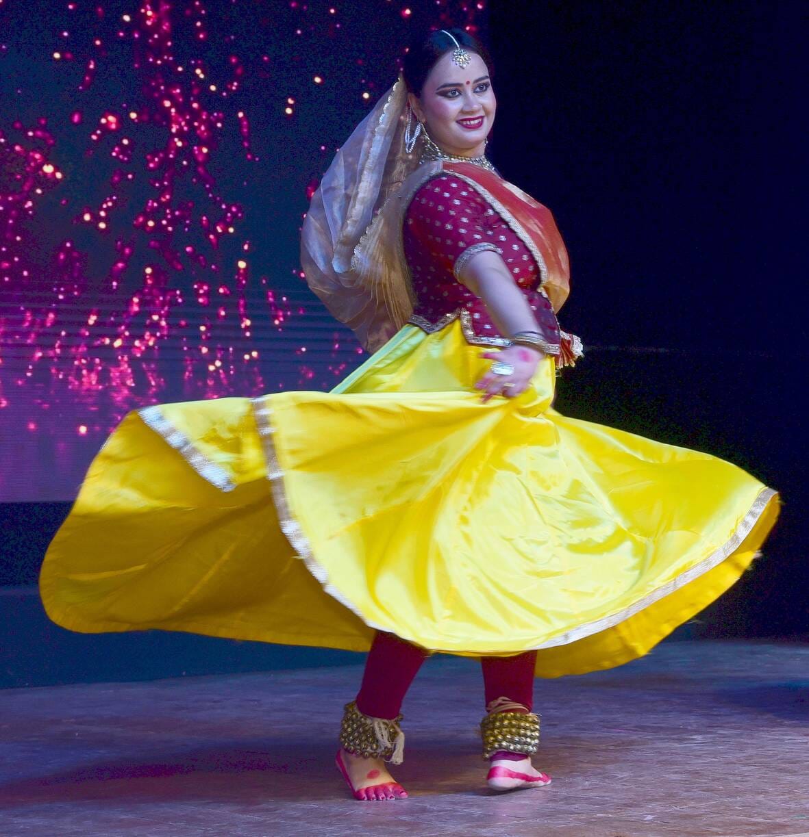 पारंपरिक परिधानों में उतरीं मॉडल्स पारंपरिक परिधानों में उतरीं मॉडल्स