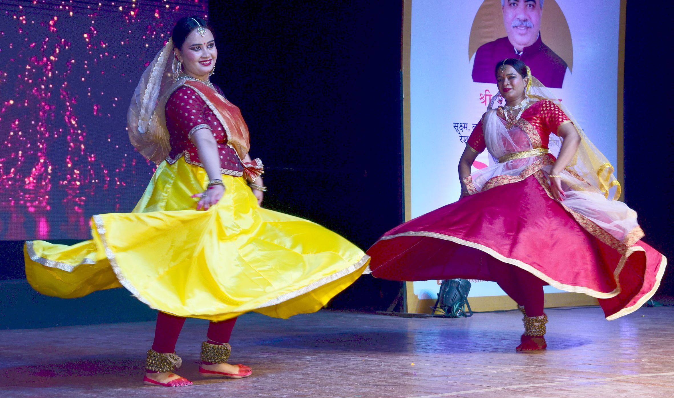 पारंपरिक परिधानों में उतरीं मॉडल्स पारंपरिक परिधानों में उतरीं मॉडल्स