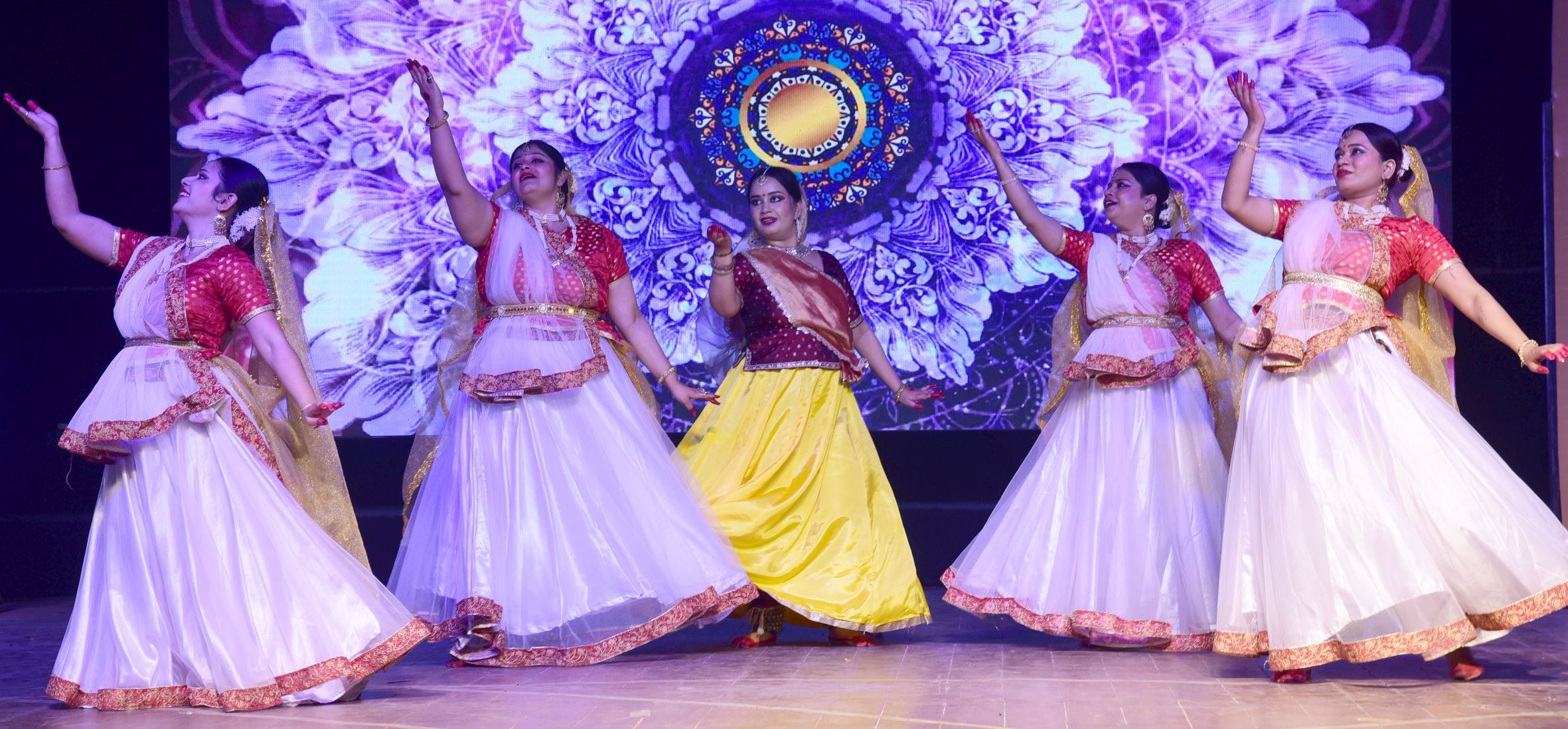 पारंपरिक परिधानों में उतरीं मॉडल्स पारंपरिक परिधानों में उतरीं मॉडल्स