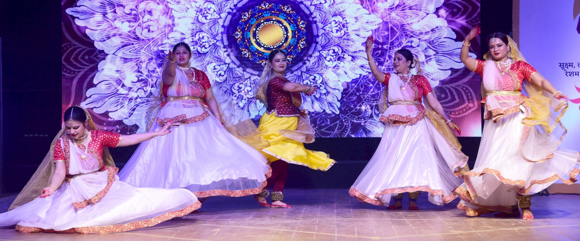 पारंपरिक परिधानों में उतरीं मॉडल्स पारंपरिक परिधानों में उतरीं मॉडल्स