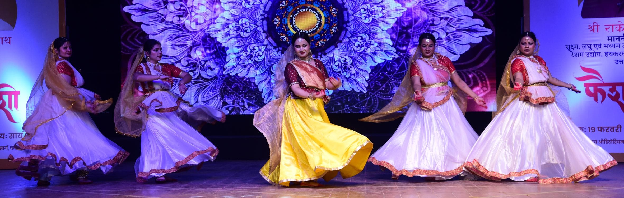 पारंपरिक परिधानों में उतरीं मॉडल्स पारंपरिक परिधानों में उतरीं मॉडल्स