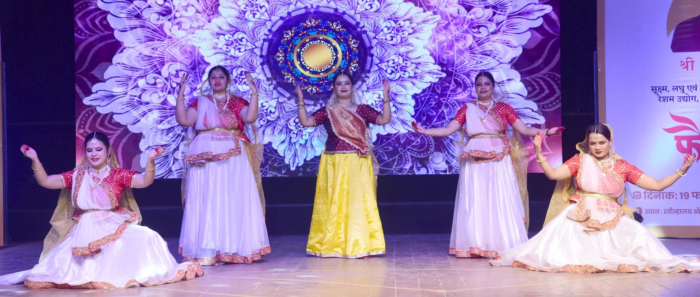 पारंपरिक परिधानों में उतरीं मॉडल्स पारंपरिक परिधानों में उतरीं मॉडल्स