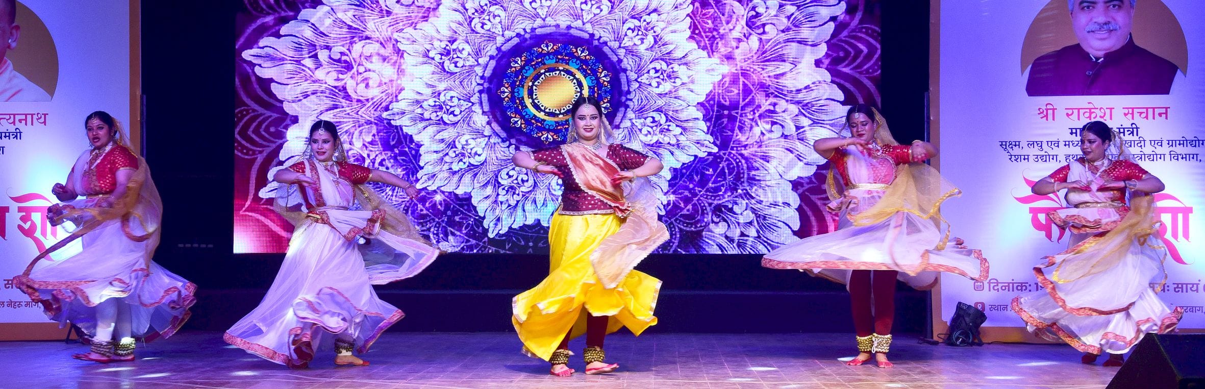 पारंपरिक परिधानों में उतरीं मॉडल्स पारंपरिक परिधानों में उतरीं मॉडल्स