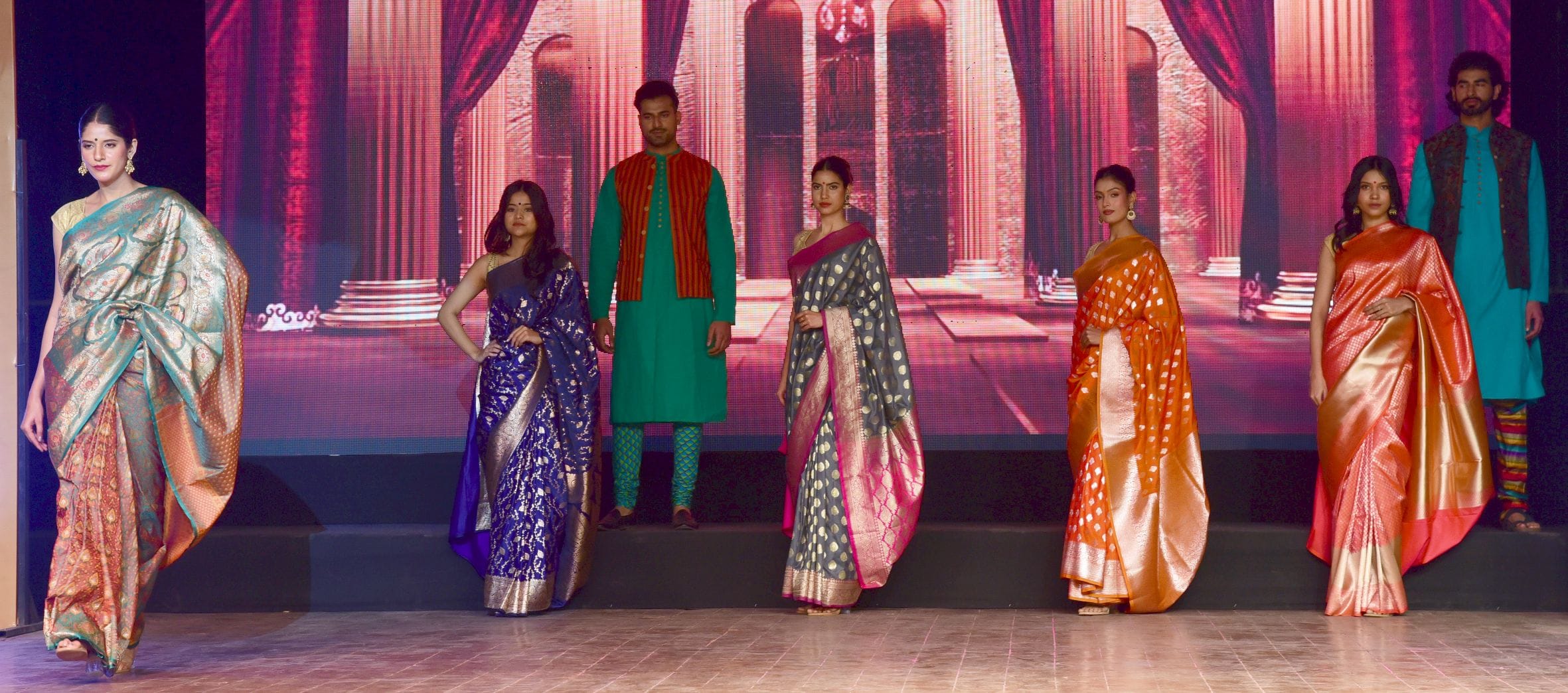पारंपरिक परिधानों में उतरीं मॉडल्स पारंपरिक परिधानों में उतरीं मॉडल्स