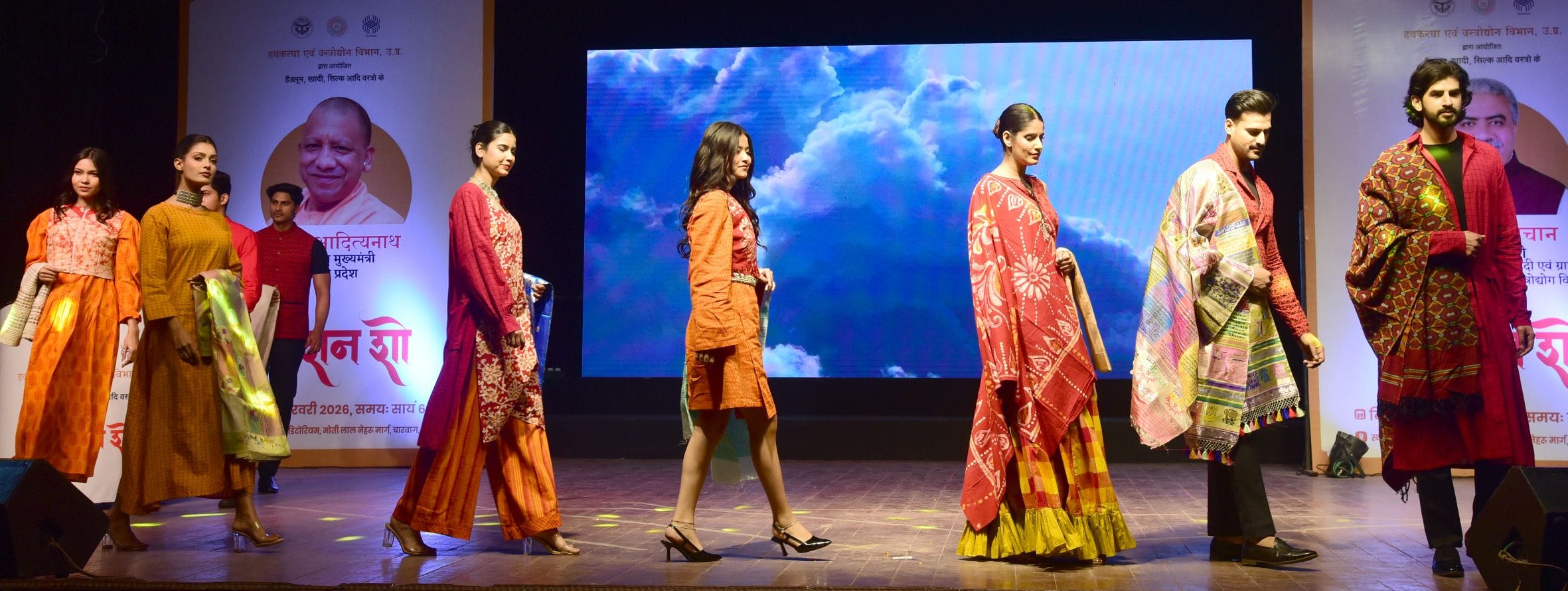 पारंपरिक परिधानों में उतरीं मॉडल्स पारंपरिक परिधानों में उतरीं मॉडल्स