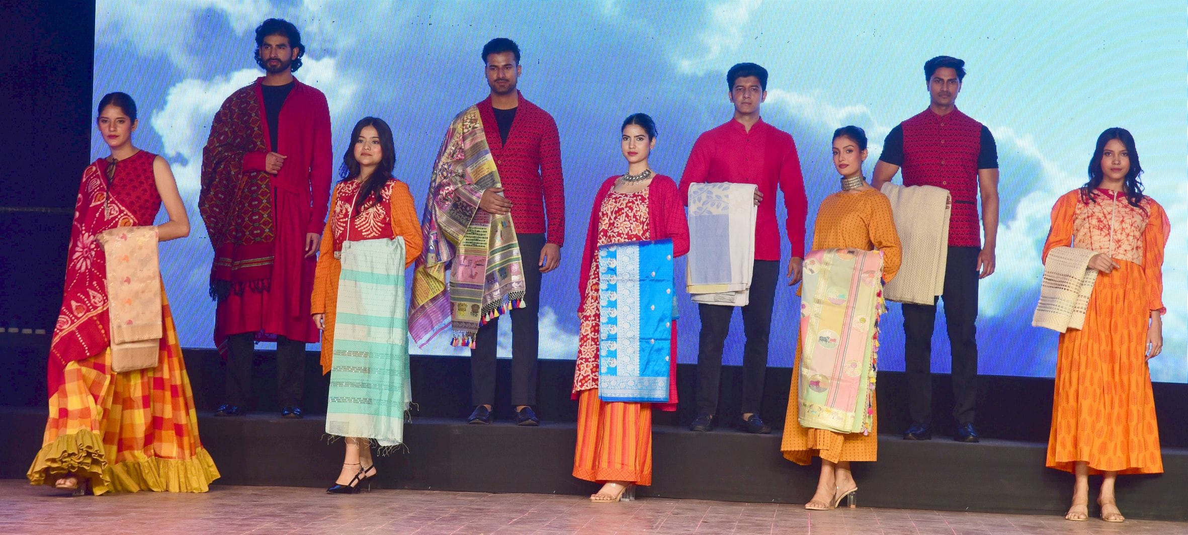 पारंपरिक परिधानों में उतरीं मॉडल्स पारंपरिक परिधानों में उतरीं मॉडल्स