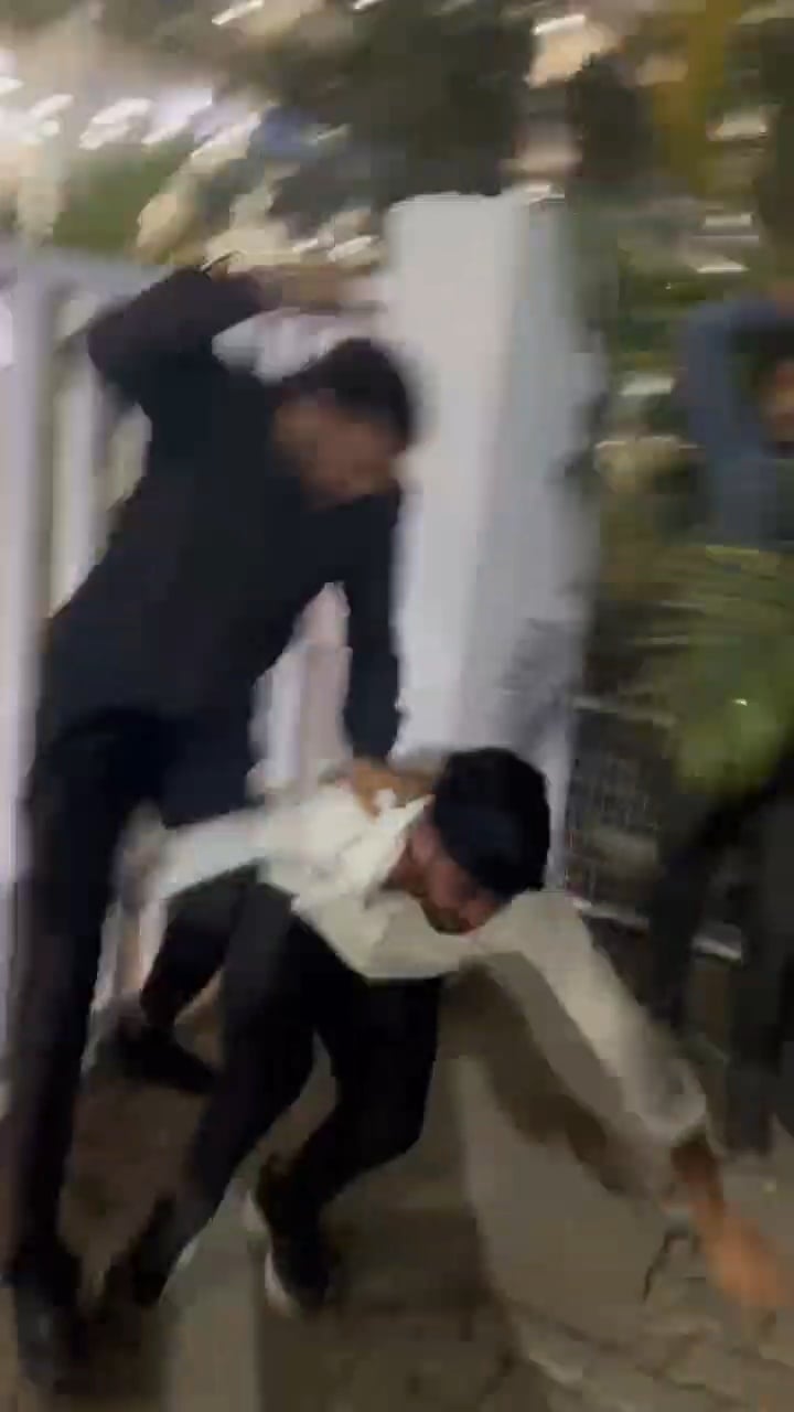 पिटाई से घायल अधिवक्ता।