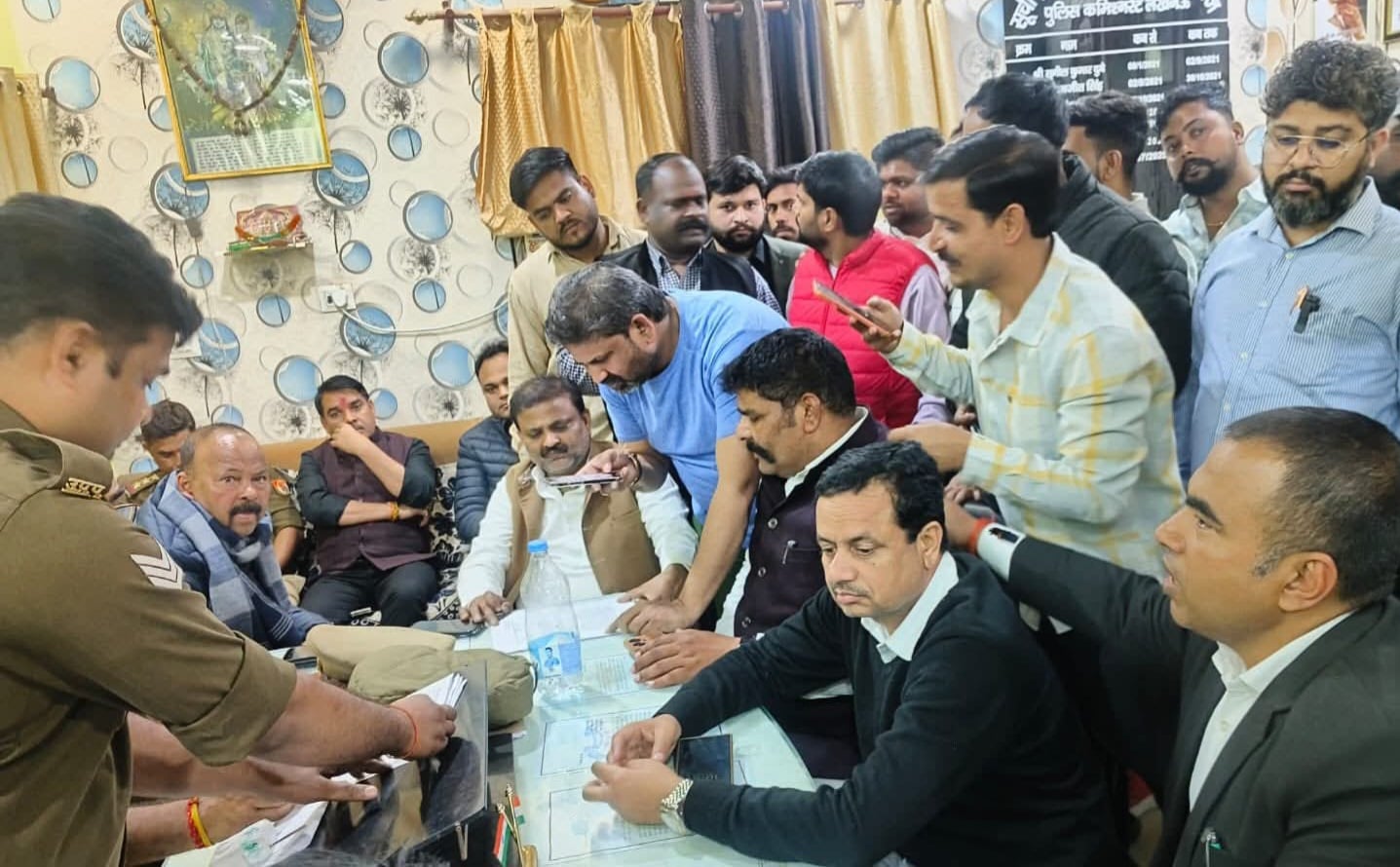 पिटाई से घायल अधिवक्ता।