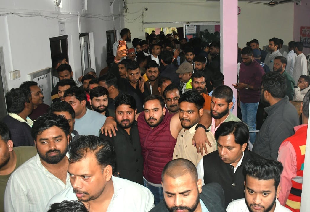 पिटाई से घायल अधिवक्ता।