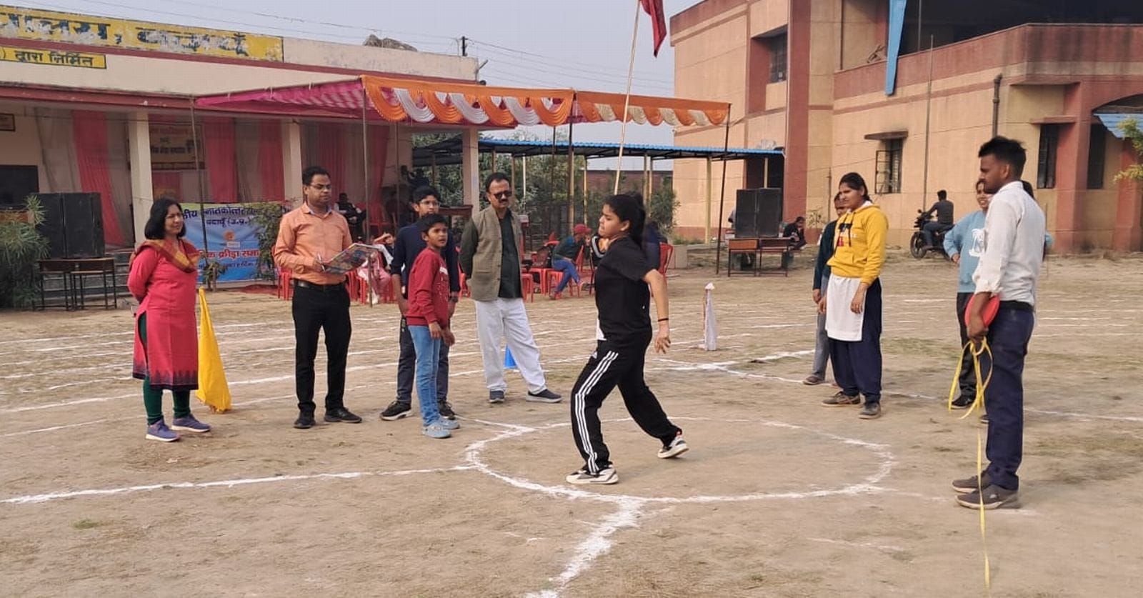 राजकीय डिग्री कॉलेज में ऊंचीकूद में प्रतिभाग करता छात्र। स्रोत कॉलेज राजकीय डिग्री कॉलेज में ऊंचीकूद में प्रतिभाग करता छात्र। स्रोत कॉलेज