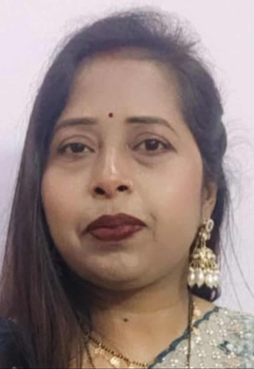 शहर की खपरैल बाजार में होली के लिए खरीदारी करती महिलाएं। संवाद शहर की खपरैल बाजार में होली के लिए खरीदारी करती महिलाएं। संवाद