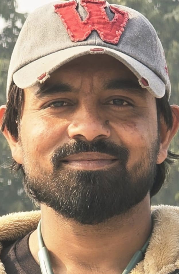 शहर की खपरैल बाजार में होली के लिए खरीदारी करती महिलाएं। संवाद शहर की खपरैल बाजार में होली के लिए खरीदारी करती महिलाएं। संवाद