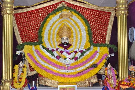श्री खाटू श्याम मंदिर में बाबा के दर्शन करते श्रद्धालु। संवाद श्री खाटू श्याम मंदिर में बाबा के दर्शन करते श्रद्धालु। संवाद