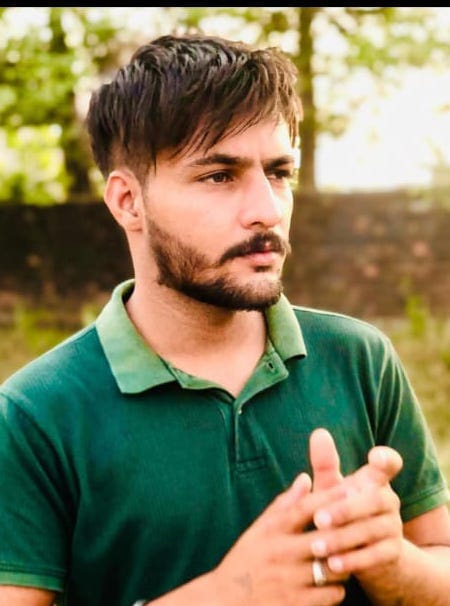 ताहरपुर टेलीफोन एक्सचेंज के पास डंपर से टकराने के बाद&n