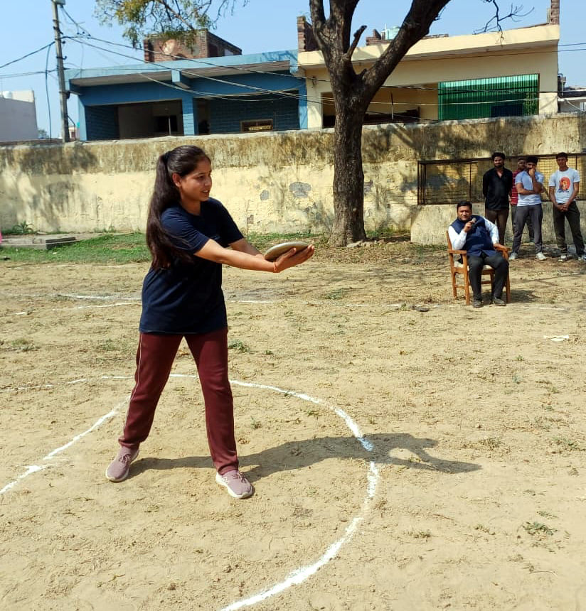 दौड़ प्रतियोगिता में हिस्सा लेती छात्राएं। संवाद