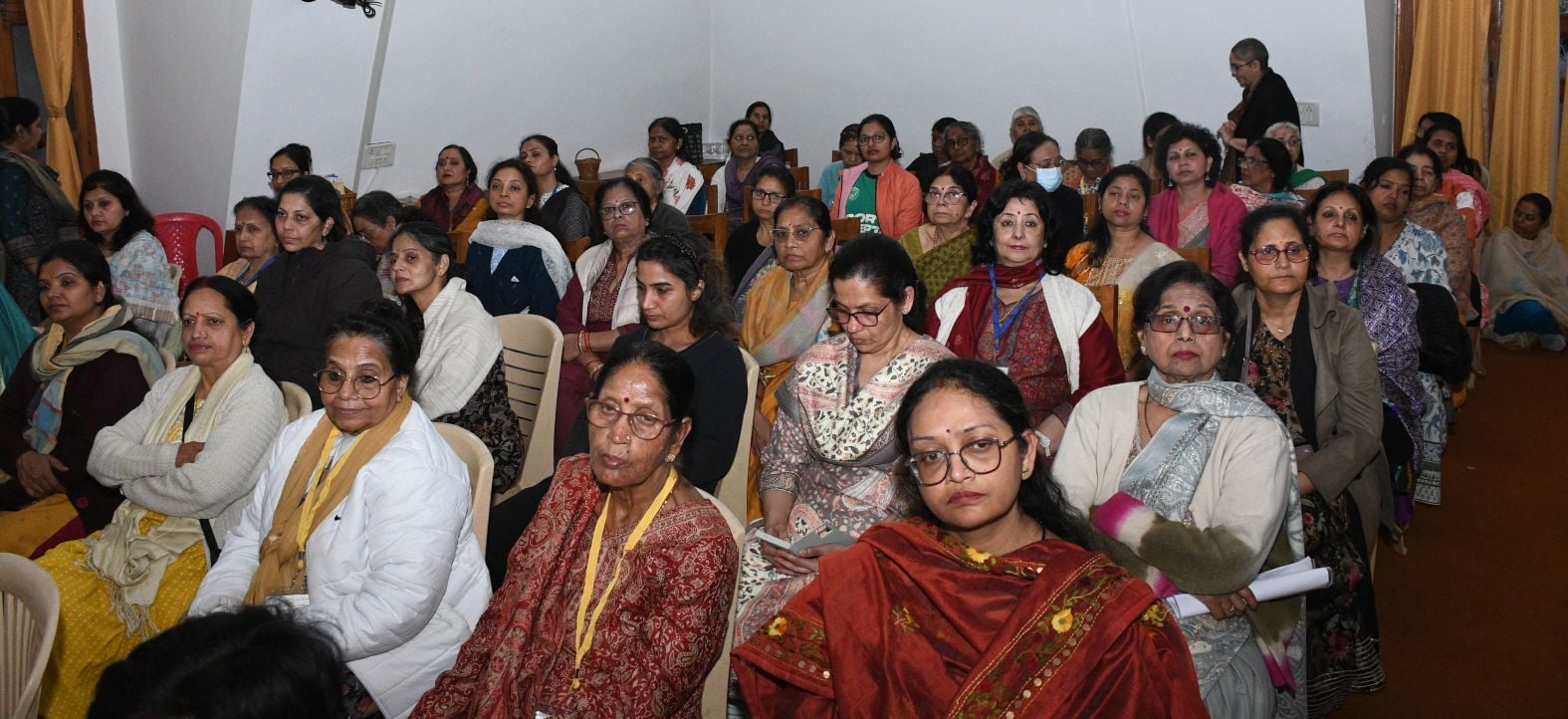 योगदा सत्संग केंद्र पर आयोजित कार्यक्रम में सुखी व तनाव मुक्त जीवन का संदेश देते हुए चार विशेष योगदा सत्संग केंद्र पर आयोजित कार्यक्रम में सुखी व तनाव मुक्त जीवन का संदेश देते हुए चार विशेष