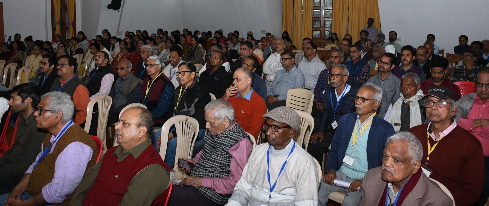 योगदा सत्संग केंद्र पर आयोजित कार्यक्रम में सुखी व तनाव मुक्त जीवन का संदेश देते हुए चार विशेष योगदा सत्संग केंद्र पर आयोजित कार्यक्रम में सुखी व तनाव मुक्त जीवन का संदेश देते हुए चार विशेष