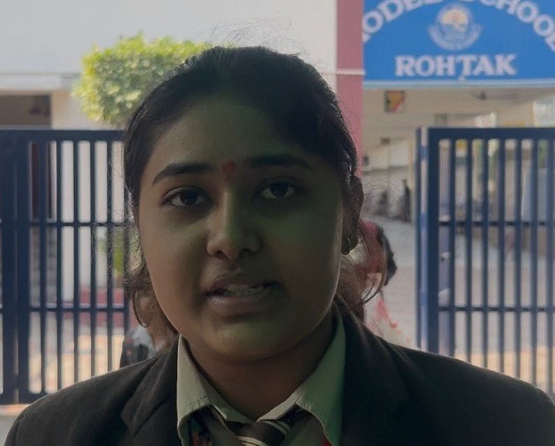 01 रोहतक के आंबेडकर चौक स्थित मॉडल स्कूल परीक्षा केंद्र से 12वीं की फिजिक्स विषय का पेपर देकर 01 रोहतक के आंबेडकर चौक स्थित मॉडल स्कूल परीक्षा केंद्र से 12वीं की फिजिक्स विषय का पेपर देकर