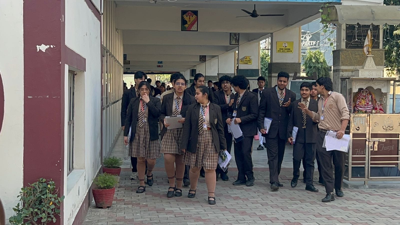 01 रोहतक के आंबेडकर चौक स्थित मॉडल स्कूल परीक्षा केंद्र से 12वीं की फिजिक्स विषय का पेपर देकर 01 रोहतक के आंबेडकर चौक स्थित मॉडल स्कूल परीक्षा केंद्र से 12वीं की फिजिक्स विषय का पेपर देकर