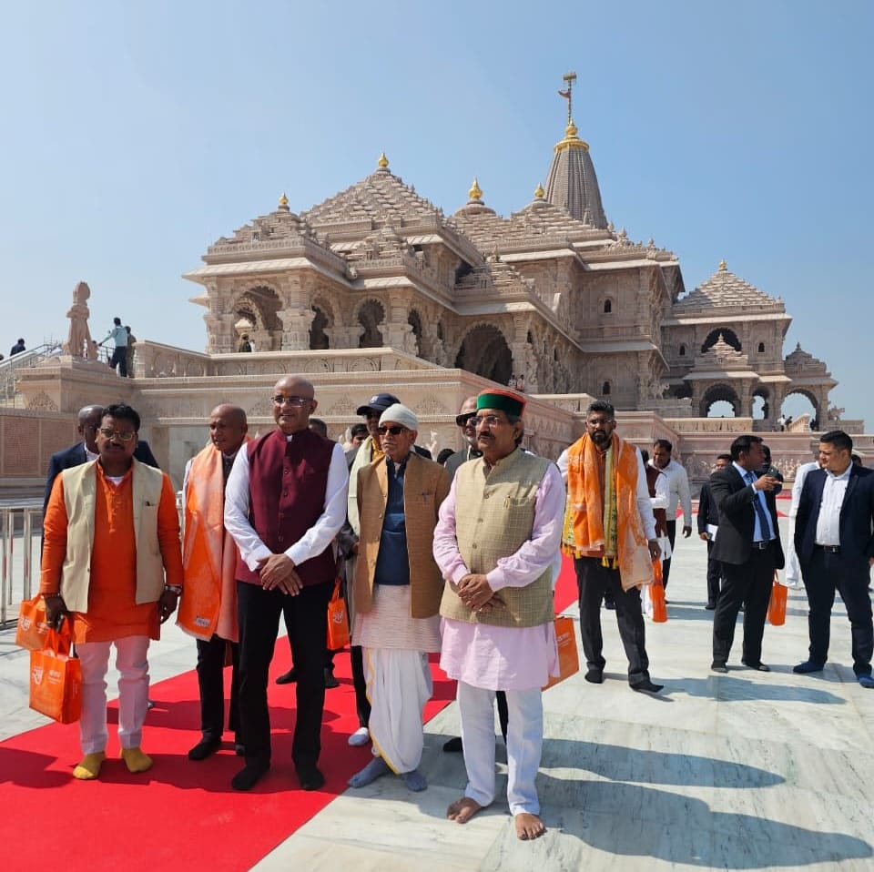05- एयरपोर्ट पर गुयाना के उपराष्ट्रपति का शंखनाद कर स्वागत करते वैदिक बटुक- सूचना विभाग
