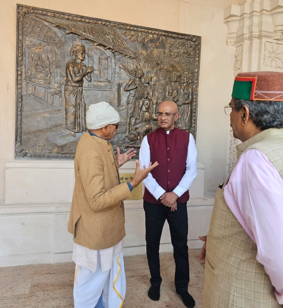 05- एयरपोर्ट पर गुयाना के उपराष्ट्रपति का शंखनाद कर स्वागत करते वैदिक बटुक- सूचना विभाग