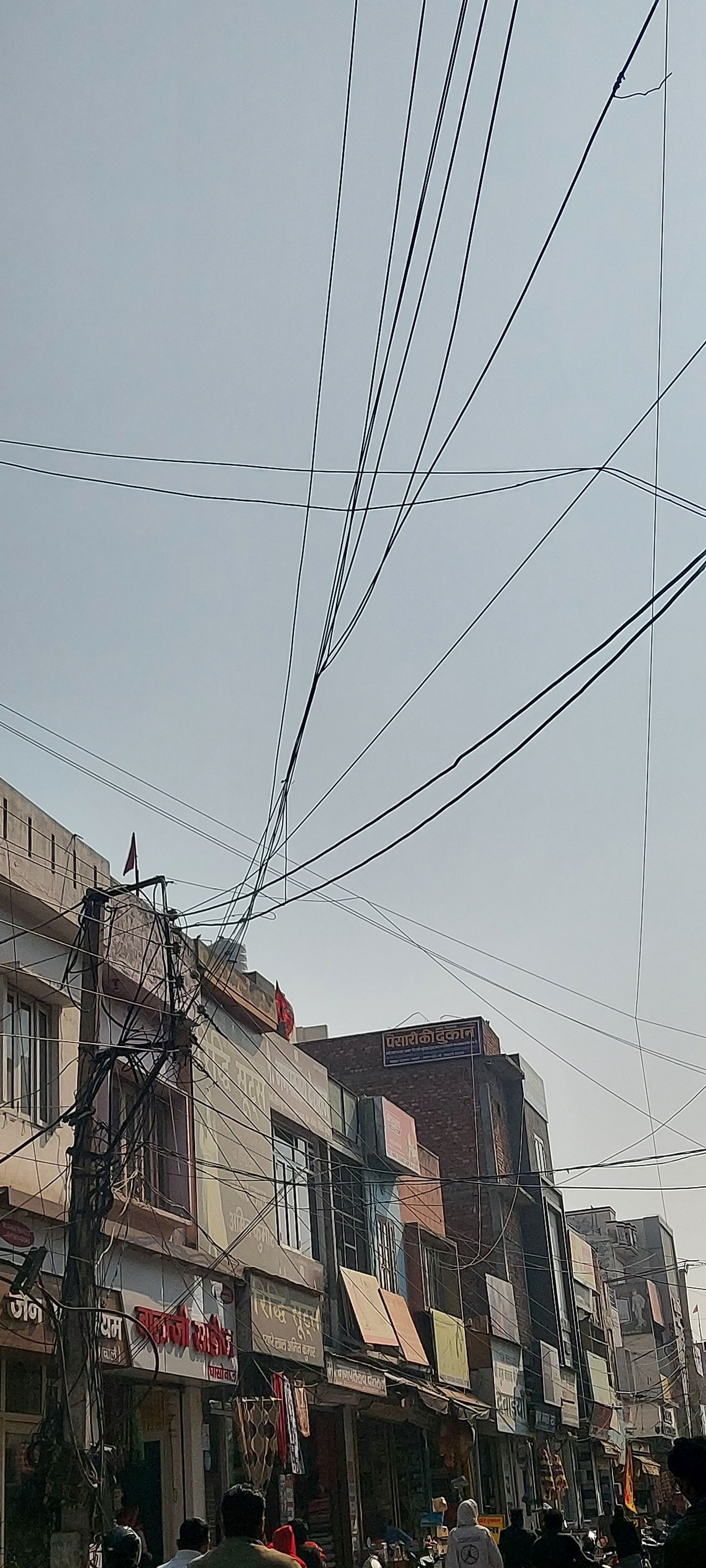 20जेएनडी22:शहर में सड़कों के ऊपर फैला तारो का जाल। संवाद।