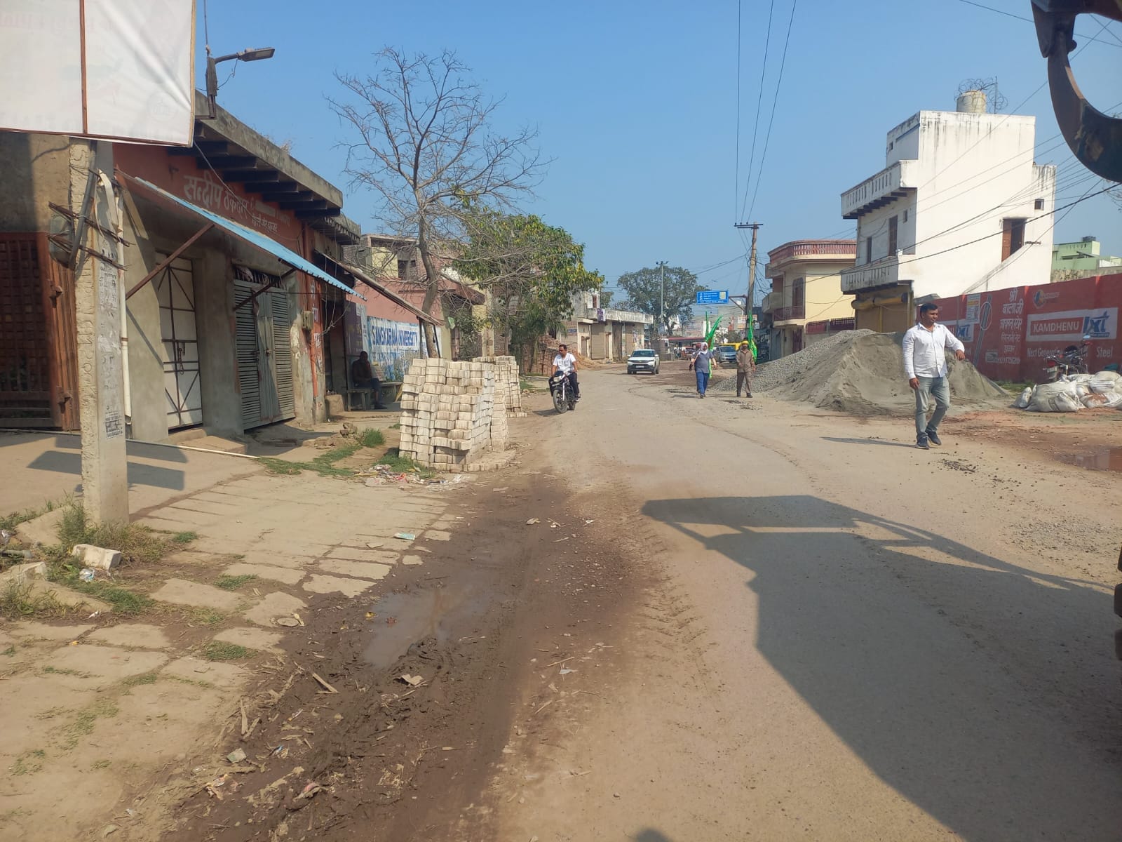 20jjrp15- शिव चौक से छोटूराम द्वार तक सड़क, जिसके सड़क किनारे निर्माण सामग्री रखी गई है। संवाद