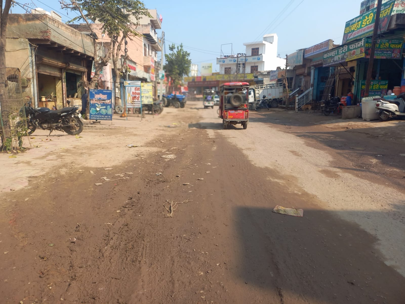 20jjrp15- शिव चौक से छोटूराम द्वार तक सड़क, जिसके सड़क किनारे निर्माण सामग्री रखी गई है। संवाद
