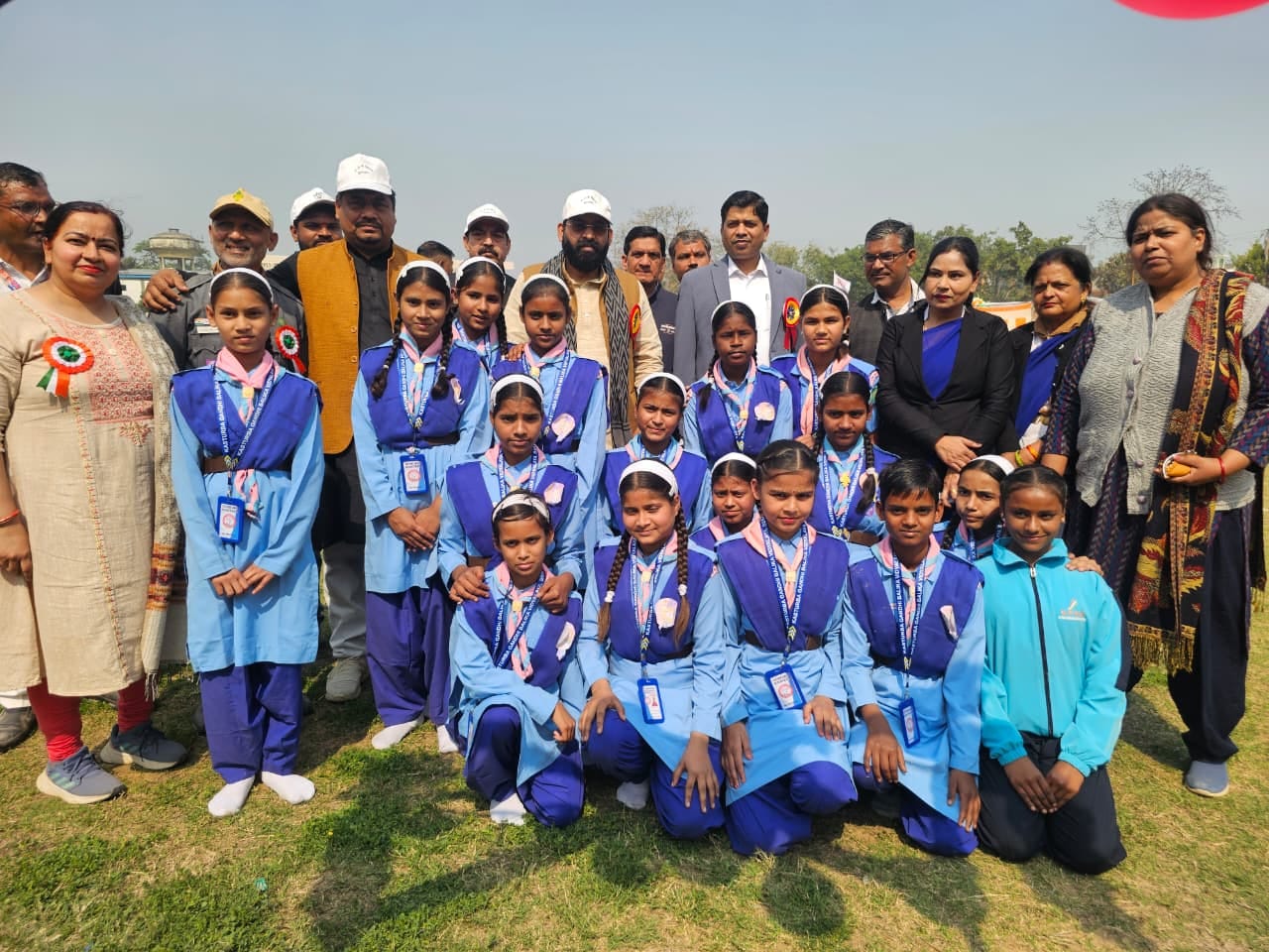 42वीं जिला स्तरीय प्रतियोगिता की विजेता टीम के साथ अतिथि। स्रोत : शिक्षा विभाग 42वीं जिला स्तरीय प्रतियोगिता की विजेता टीम के साथ अतिथि। स्रोत : शिक्षा विभाग