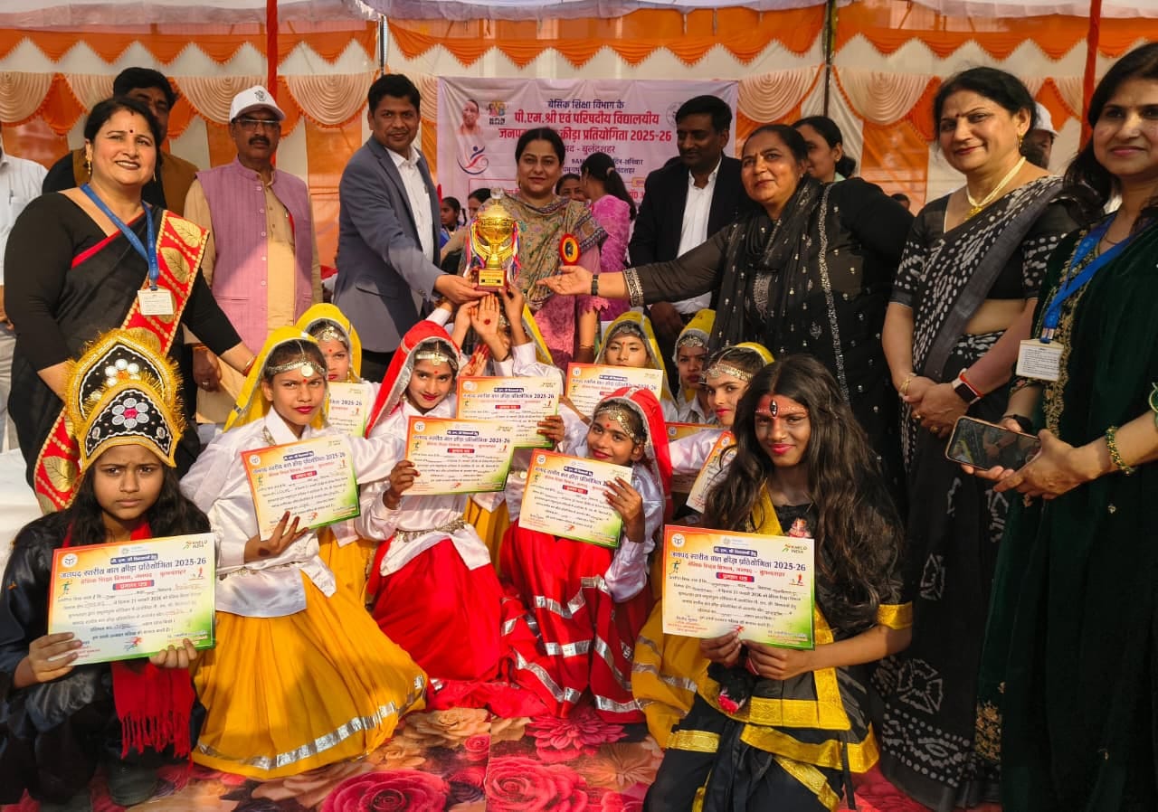 42वीं जिला स्तरीय प्रतियोगिता की विजेता टीम के साथ अतिथि। स्रोत : शिक्षा विभाग 42वीं जिला स्तरीय प्रतियोगिता की विजेता टीम के साथ अतिथि। स्रोत : शिक्षा विभाग