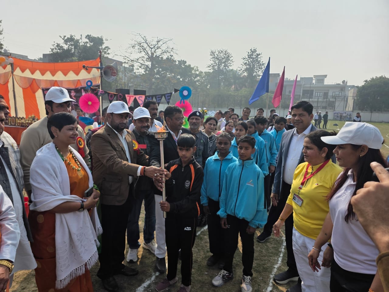 42वीं जिला स्तरीय प्रतियोगिता की विजेता टीम के साथ अतिथि। स्रोत : शिक्षा विभाग 42वीं जिला स्तरीय प्रतियोगिता की विजेता टीम के साथ अतिथि। स्रोत : शिक्षा विभाग