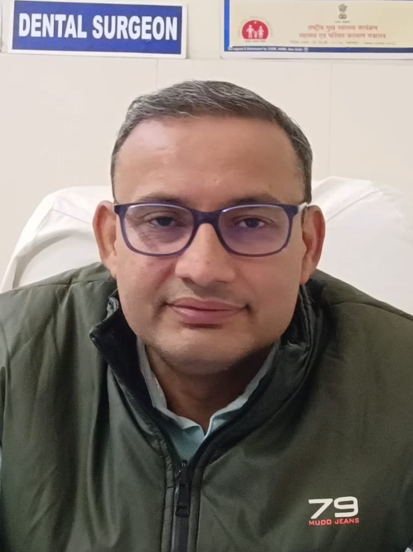 आभा डिजिटल मिशन के तहत पर्ची टोकन के लिए QR कोड लगते हुए हेल्थ कर्मचारी। फोटो संवाद आभा डिजिटल मिशन के तहत पर्ची टोकन के लिए QR कोड लगते हुए हेल्थ कर्मचारी। फोटो संवाद