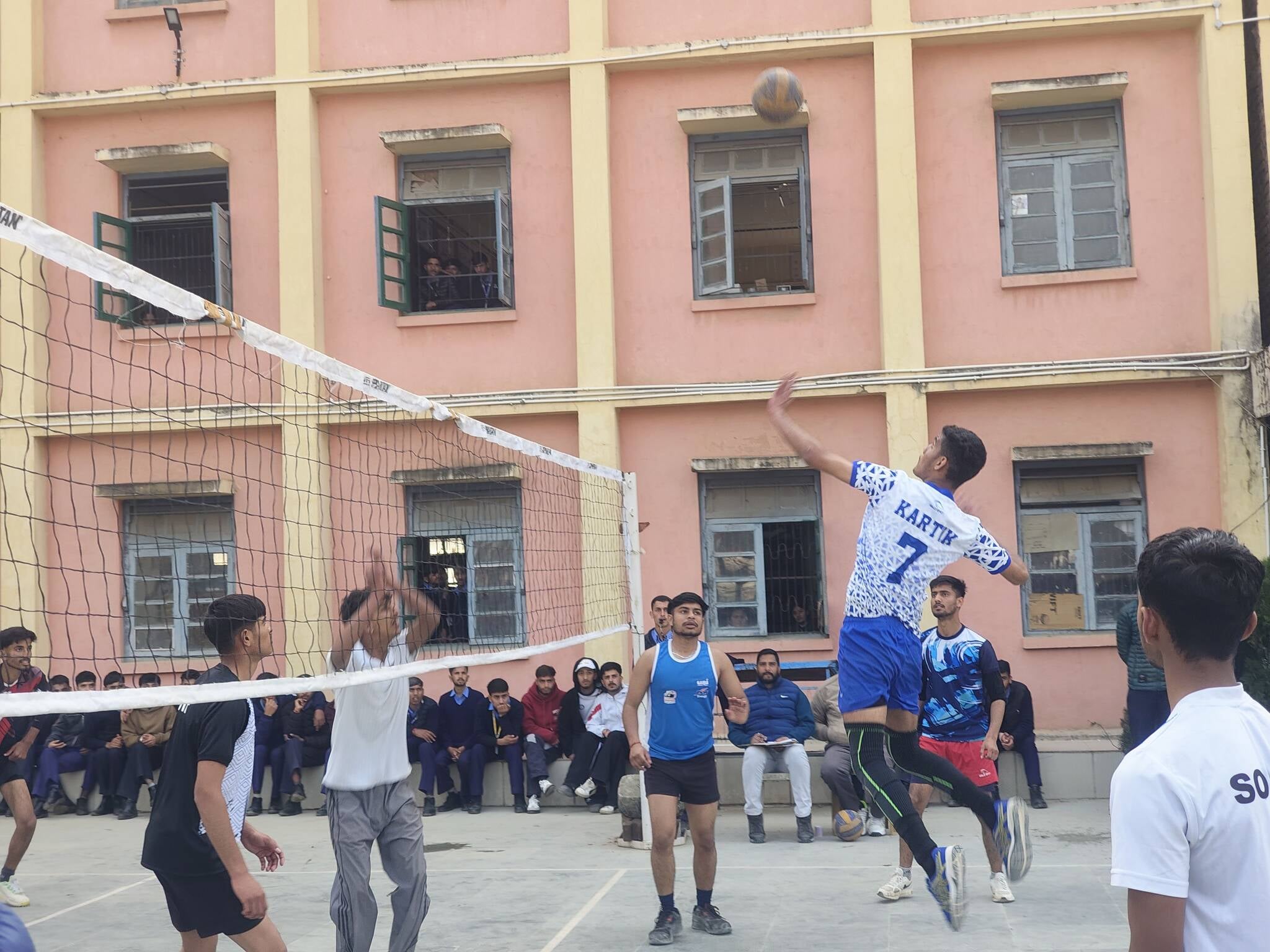 आईटीआई सोलन में इंटर ट्रेड वॉलीबॉल प्रतियोगिता के दौरान दमखम दिखती टीम। संवाद आईटीआई सोलन में इंटर ट्रेड वॉलीबॉल प्रतियोगिता के दौरान दमखम दिखती टीम। संवाद