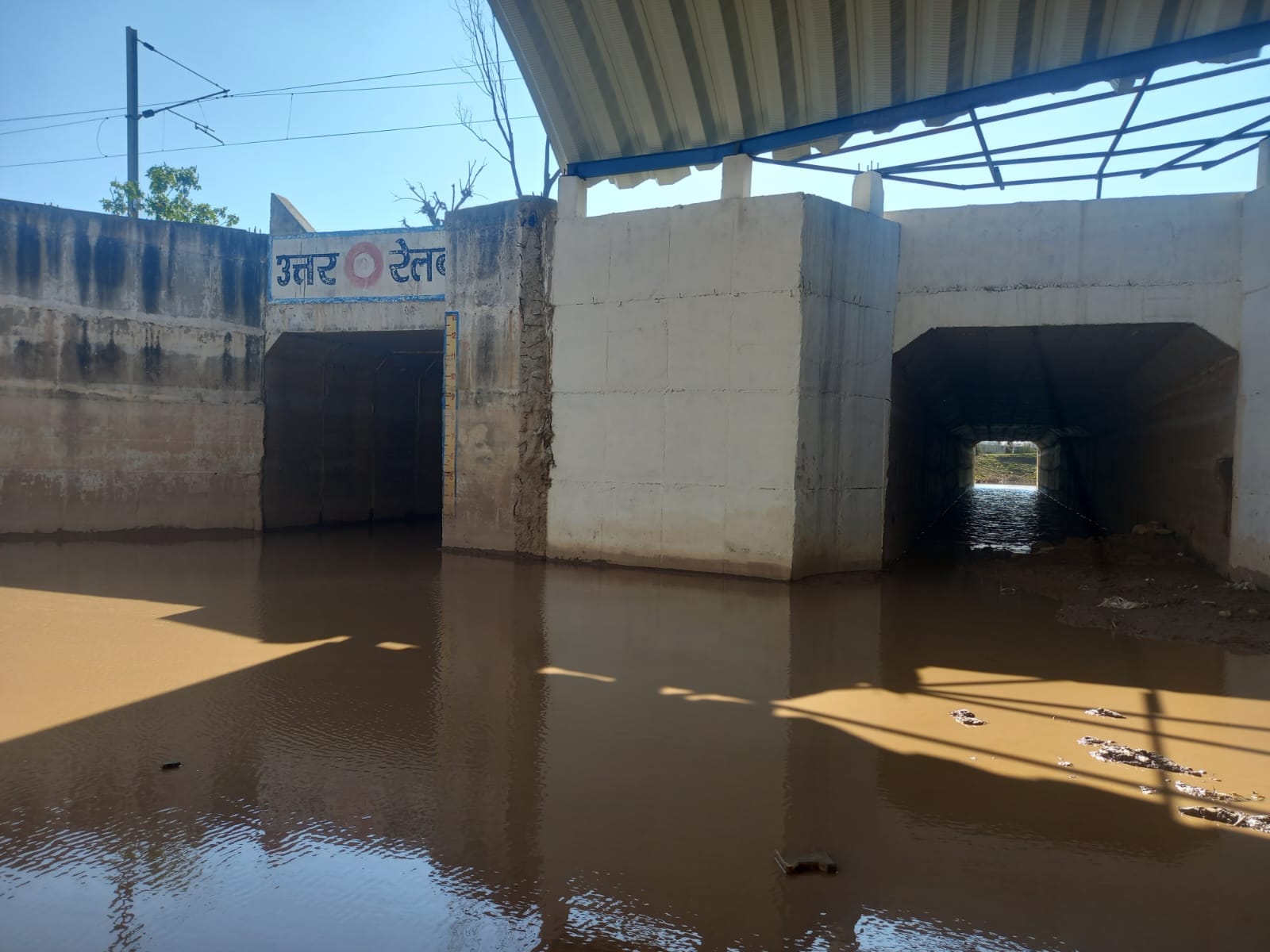 अंबाला छावनी में टांगरी बांध से घसीटपुर की तरफ जाने वाले रास्ते पर रेलवे अंडरब्रिज में भरी गाद अंबाला छावनी में टांगरी बांध से घसीटपुर की तरफ जाने वाले रास्ते पर रेलवे अंडरब्रिज में भरी गाद