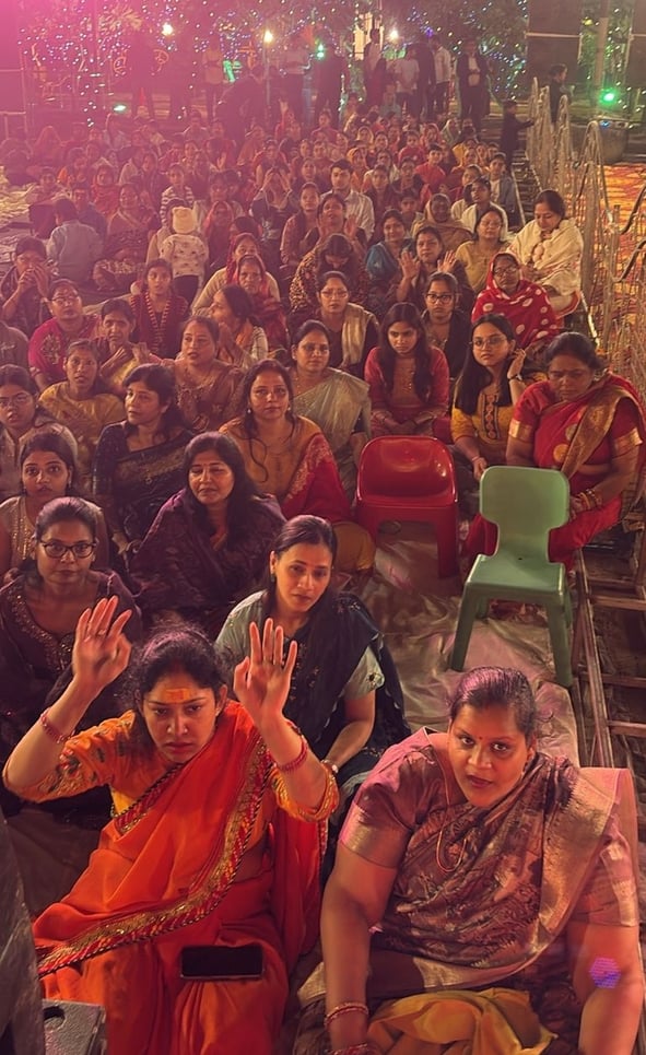 बाबा श्याम के भजनों से गूंजा भव्य दरबार बाबा श्याम के भजनों से गूंजा भव्य दरबार