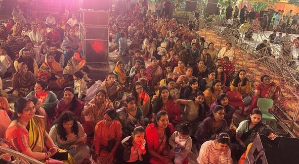 बाबा श्याम के भजनों से गूंजा भव्य दरबार बाबा श्याम के भजनों से गूंजा भव्य दरबार