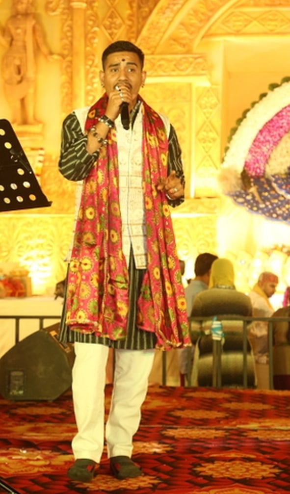 बाबा श्याम के भजनों से गूंजा भव्य दरबार बाबा श्याम के भजनों से गूंजा भव्य दरबार