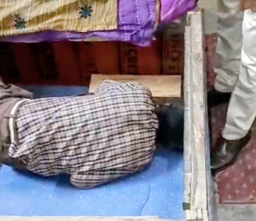 बेड के अंदर से छात्र को बाहर निकालते परिजन। बेड के अंदर से छात्र को बाहर निकालते परिजन।