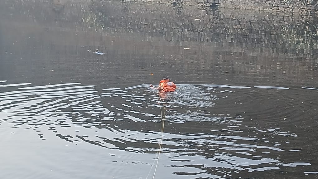 भरतपुर की सूजन गंगा नहर में कूदे व्यक्ति को निकलते हुए एसडीआरएफ की टीम मौके पर भीड़ जमा
