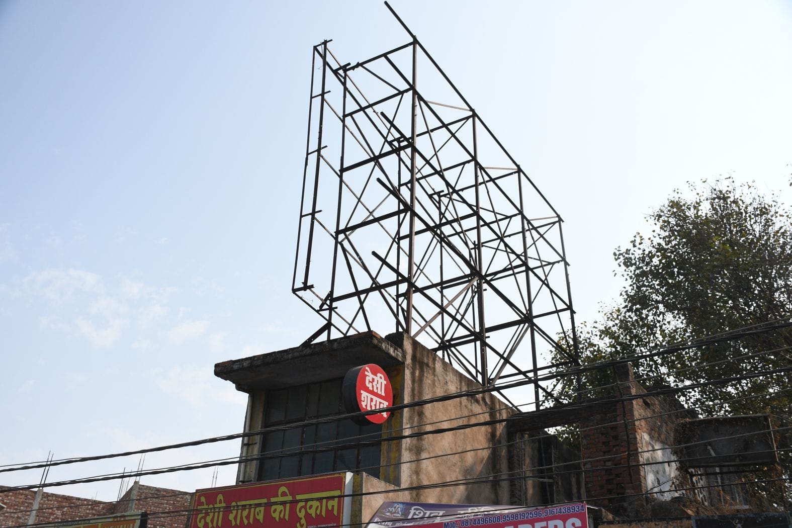 छतों पर लगे होर्डिंग। छतों पर लगे होर्डिंग।
