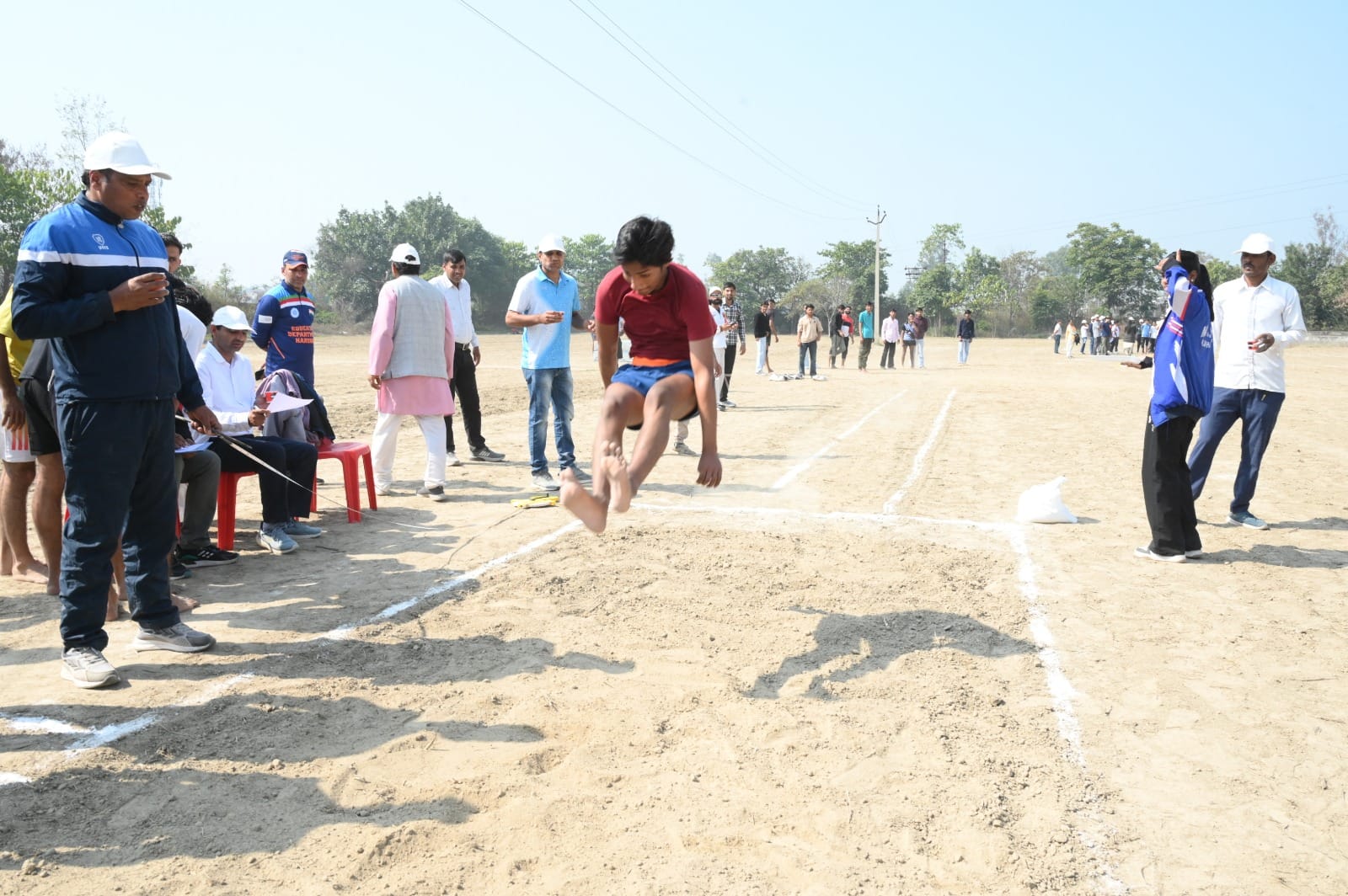 डॉ. भीमराव आंबेडकर महाविद्यालय परिसर में विजेता खिलाड़ियोंं को सम्मानित करते मुख्य अतिथि व अन डॉ. भीमराव आंबेडकर महाविद्यालय परिसर में विजेता खिलाड़ियोंं को सम्मानित करते मुख्य अतिथि व अन