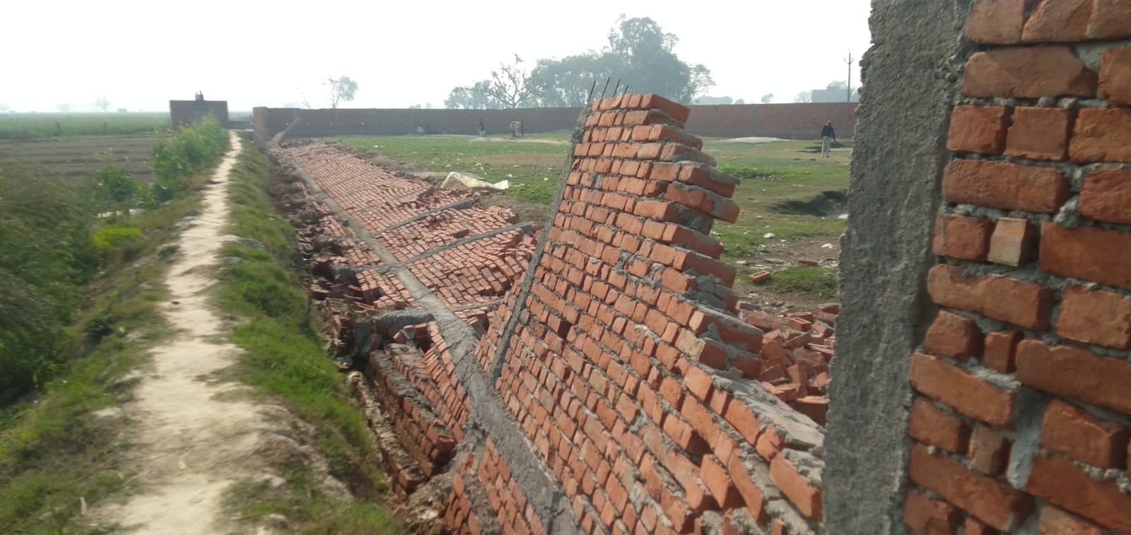 फोटो-15 नगर पंचायत नवाबगंज की ओर से बन रहे पार्क की बाउंड्रीवाल की गिरी दीवार। संवाद फोटो-15 नगर पंचायत नवाबगंज की ओर से बन रहे पार्क की बाउंड्रीवाल की गिरी दीवार। संवाद