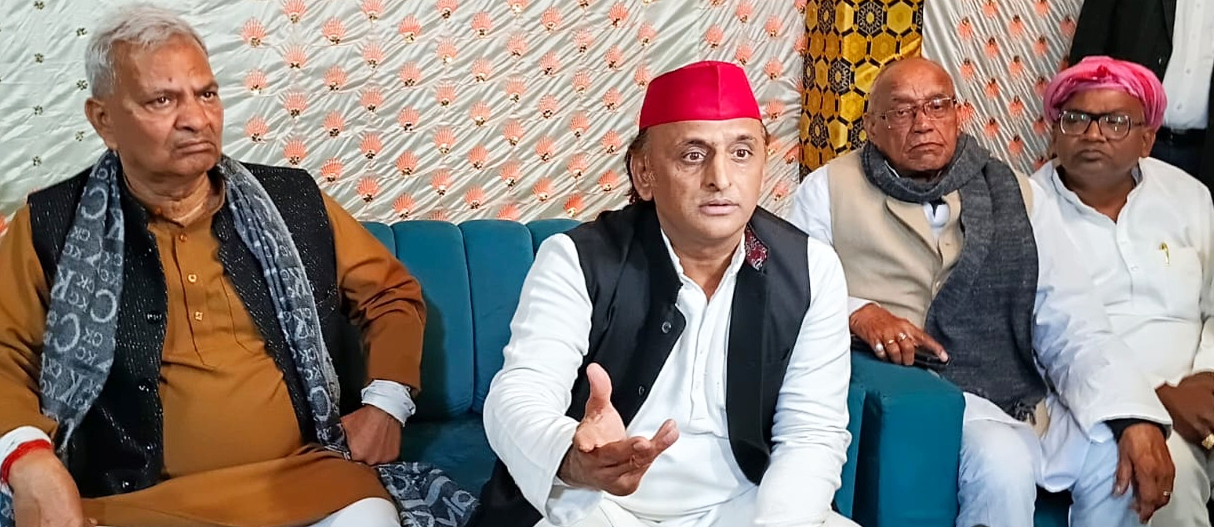 फोटो-27-पत्रकारों से वार्ता करते पूर्व मुख्यमंत्री अखिलेश यादव। संवाद फोटो-27-पत्रकारों से वार्ता करते पूर्व मुख्यमंत्री अखिलेश यादव। संवाद
