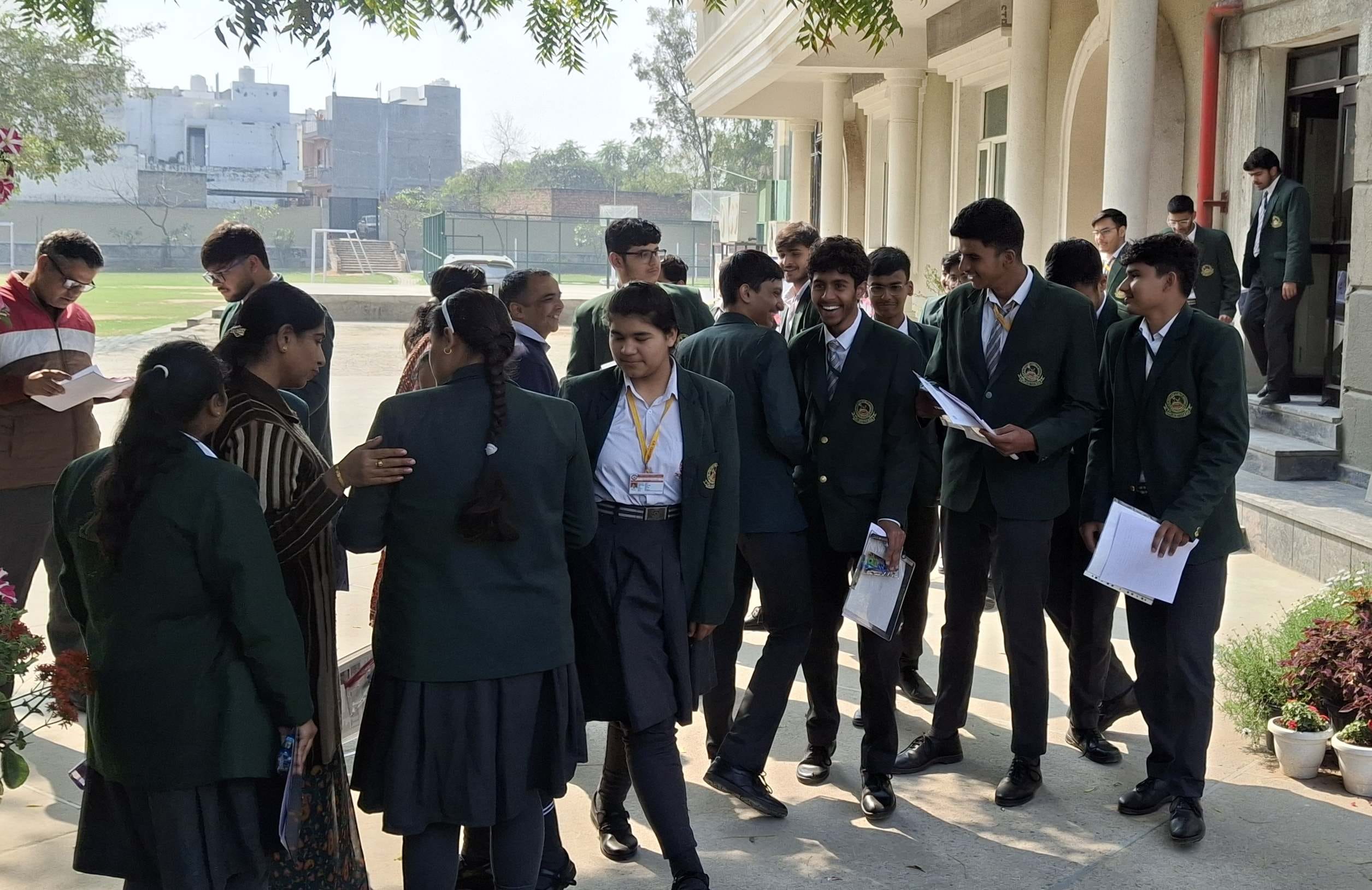 -फोटो 59 : केंद्र से परीक्षा देकर बाहर आए विद्यार्थियों से बातचीत करती अध्यापक। संवाद -फोटो 59 : केंद्र से परीक्षा देकर बाहर आए विद्यार्थियों से बातचीत करती अध्यापक। संवाद