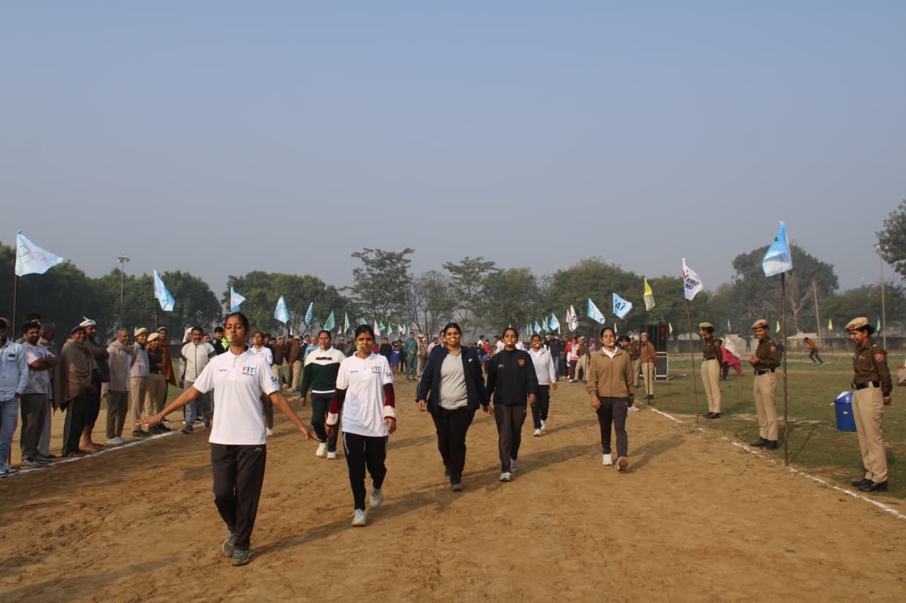फोटो :  सोनीपत के गांव गुमड़ में फिट इंडिया ग्राम उत्सव के दौरान रस्सी खींच स्पर्धा में हिस्सा 