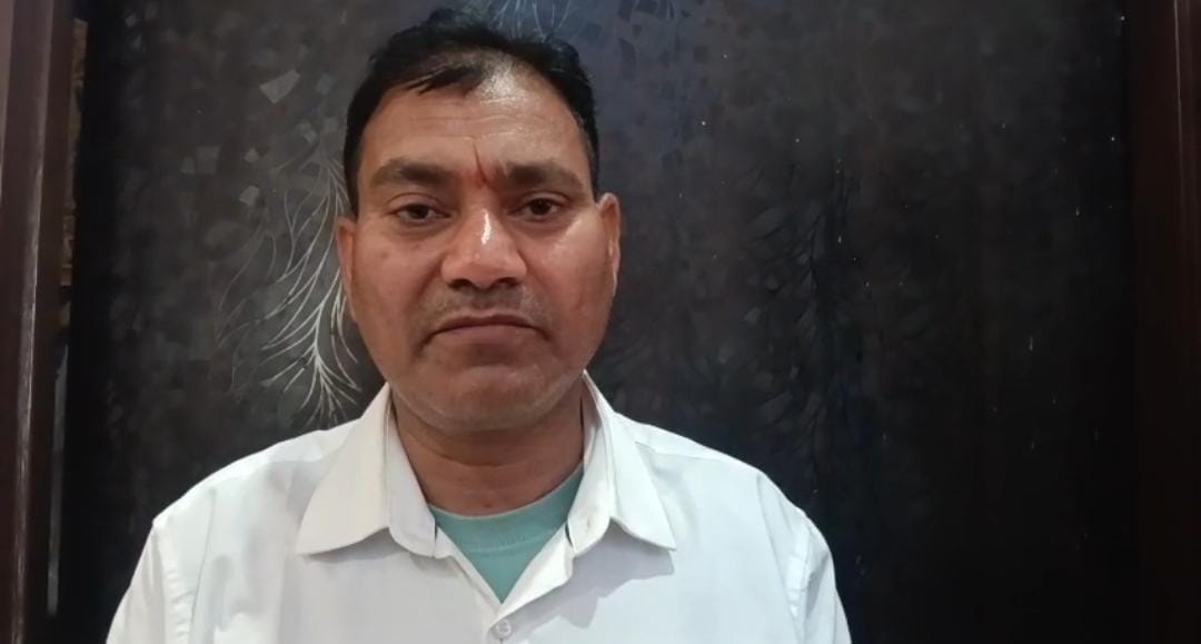 घर में बिखरा पड़ा सामान। संवाद घर में बिखरा पड़ा सामान। संवाद