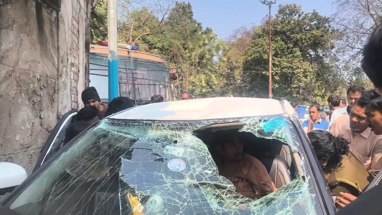 हजरतगंज में चिड़ियाघर के पास क्षतिग्रस्त कार।