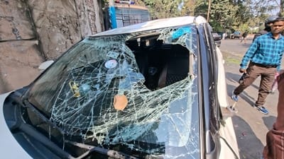 हजरतगंज में चिड़ियाघर के पास क्षतिग्रस्त कार।